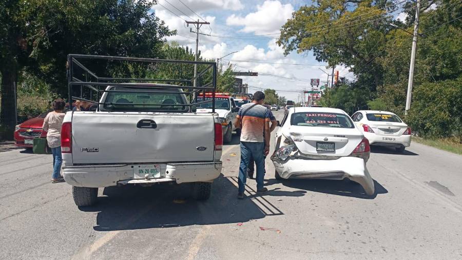 La camioneta Ford y el taxi resultaron con daños materiales tras el choque por alcance registrado en la Calzada del Márquez.
