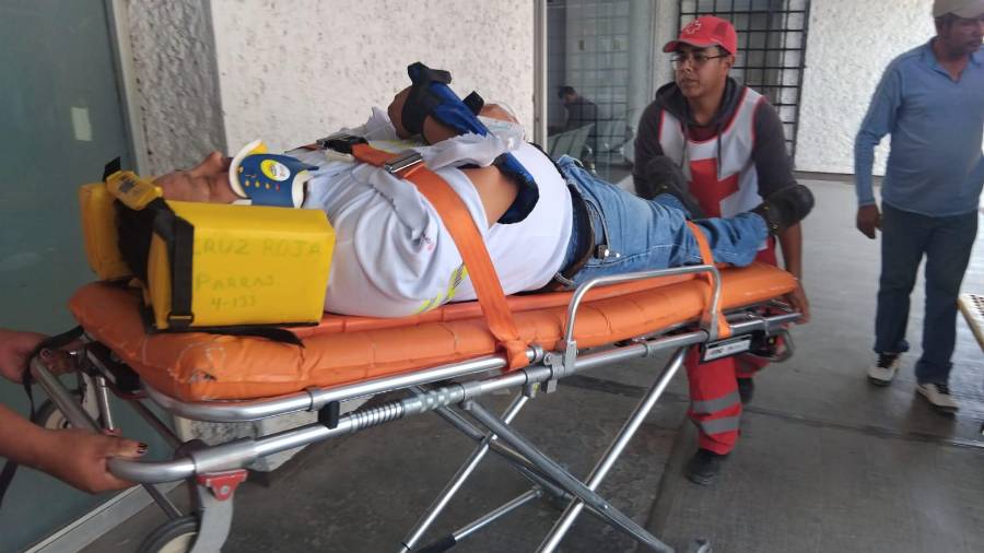 Paramédicos de Cruz Roja trasladaron a la clínica 6 del IMSS, mientras que otros dos pasajeros permanecieron en el lugar con lesiones menores.
