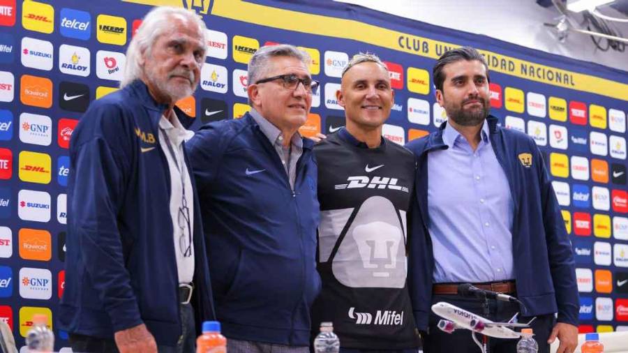 La remoción de Miguel Mejía Barón y Eduardo Saracho (en los extremos) causó sorpresa en el ambiente futbolístico mexicano.