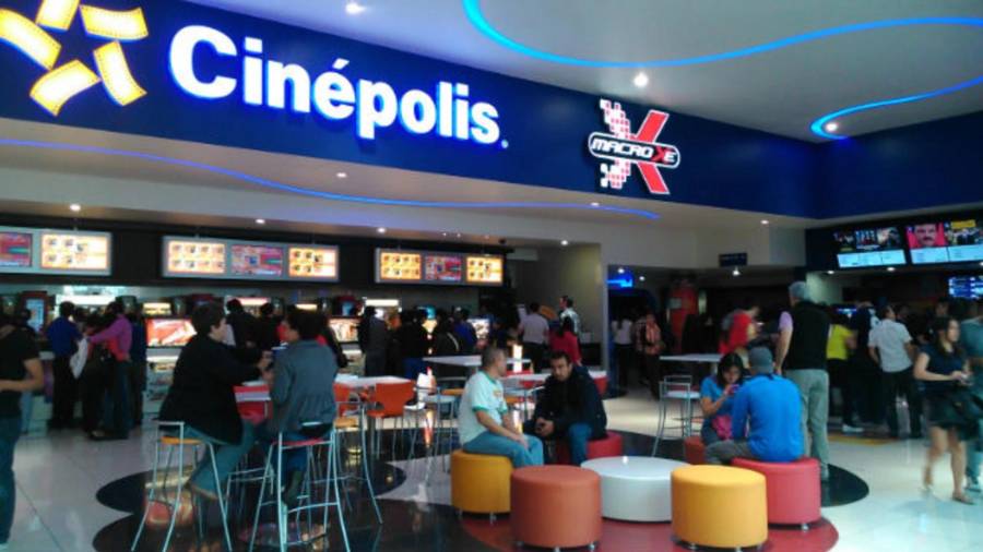 Tres empleados de una empresa de cine fueron vinculados a proceso por amenazas, mientras extrabajadores revelaron presuntas prácticas irregulares, acoso laboral y represalias que mantienen bajo escrutinio el caso.