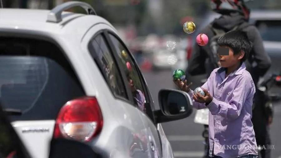 Autoridades advierten que la limosna incentiva la explotación infantil y expone a menores a riesgos viales.