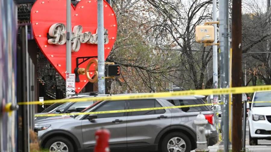 De acuerdo con fuentes consultadas por la cadena NBC, las autoridades aún no han determinado si se trata de un individuo con problemas mentales o un acto de terrorismo.