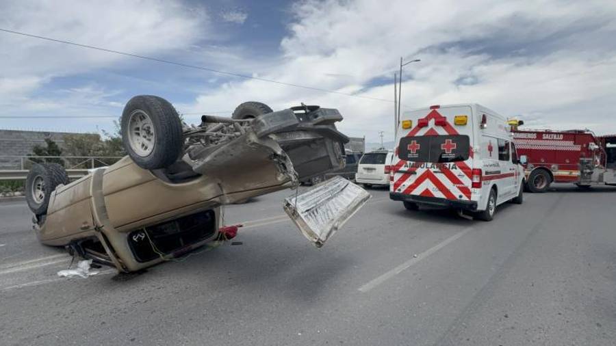 Paramédicos de la Cruz Roja y elementos de Bomberos acudieron para atender a los ocupantes de la camioneta.