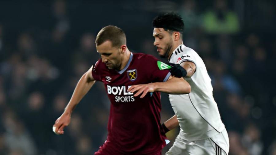 Raúl Jiménez arrancó como titular con el Fulham y jugó 60 minutos en la derrota 0-1 frente al West Ham en partido correspondiente a la Premier League de Inglaterra.