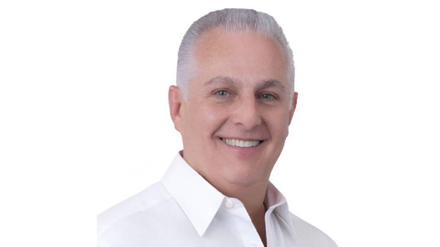 Militante del PRI desde los 18 años, Román Cepeda ocupó diversos puestos en la administración pública, incluyendo una diputación local, la Secretaría del Trabajo de Coahuila y la dirigencia municipal de su partido.