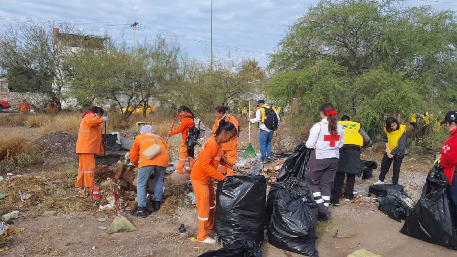 Voluntarios y personal municipal retiran desechos acumulados en distintos puntos de Villas Universidad.