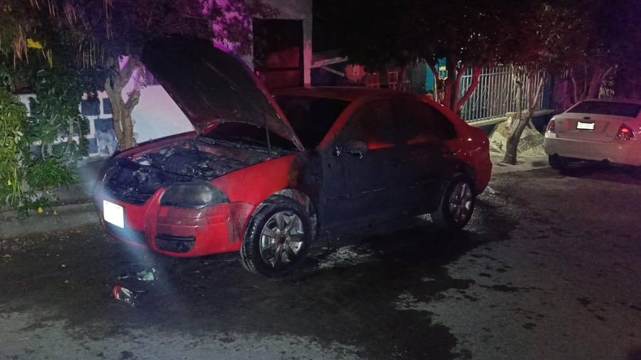 El automóvil Volkswagen resultó con daños en la carrocería tras el incendio registrado en la colonia Vidriería.
