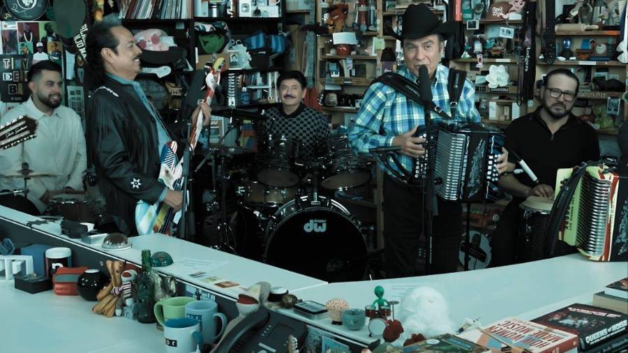 Los Tigres del Norte tienen un componente político inherente a la temática de sus canciones, vinculada a la defensa de los migrantes hispanos en Estados Unidos.