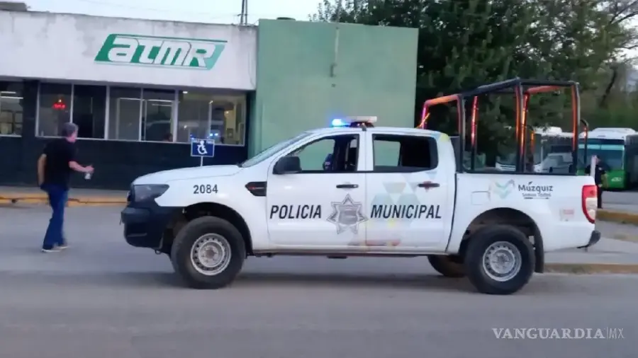 Autoridades locales acudieron rápidamente a la plaza Hidalgo para asistir al abuelito.