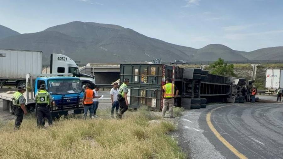 Elementos de la Guardia Nacional coordinaron las labores para retirar la pesada unidad y restablecer la circulación.