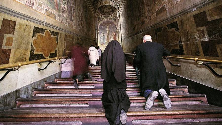 Conoce dónde está la Escalera Santa, los 28 peldaños que, según la tradición, subió Jesús ante Pilatos y por qué sigue siendo un símbolo de devoción.