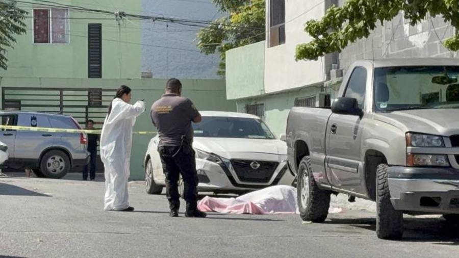 Personal de la Fiscalía realizó las diligencias correspondientes en el sitio donde fue localizado el hombre sin vida.