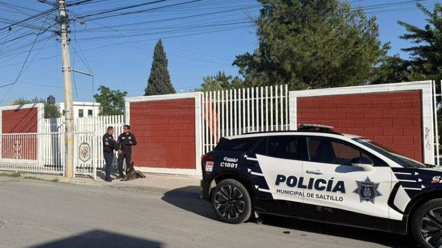 Ante las recientes amenazas de tiroteos registradas en escuelas de Coahuila, la Secretaría de Educación reforzó protocolos de seguridad, vigilancia policial y revisiones preventivas.