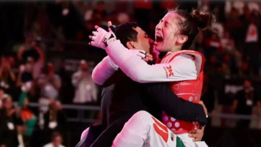 Daniela Souza celebró su medalla de oro en el Canada Open 2026 de taekwondo en Calgary, donde México logró seis preseas en el certamen internacional.