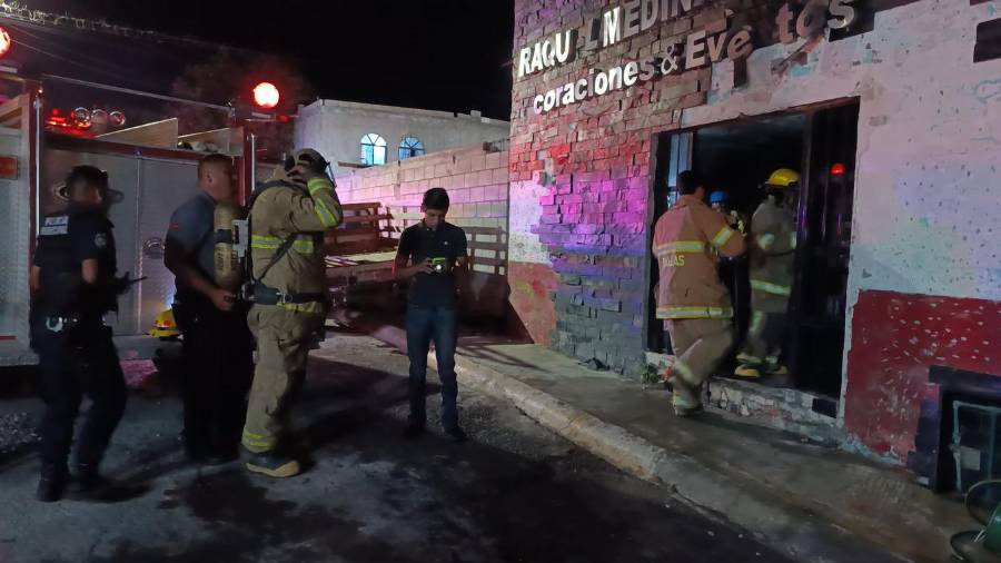 Bomberos trabajaron para controlar el incendio registrado en una papelería de Parras.