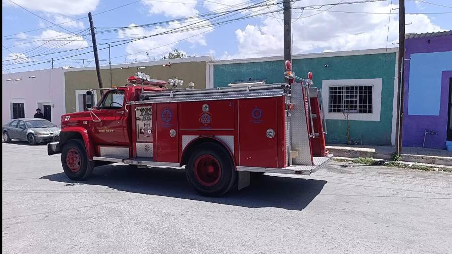Elementos de Bomberos y Protección Civil acudieron a la vivienda de la calle Morelos tras el reporte del incendio.