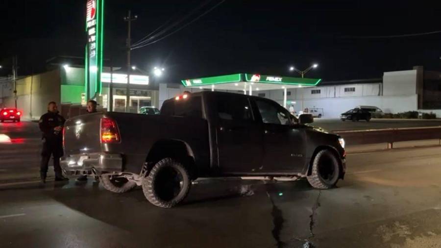 La camioneta Dodge RAM quedó inmovilizada tras impactarse contra la barrera metálica en Nazario.