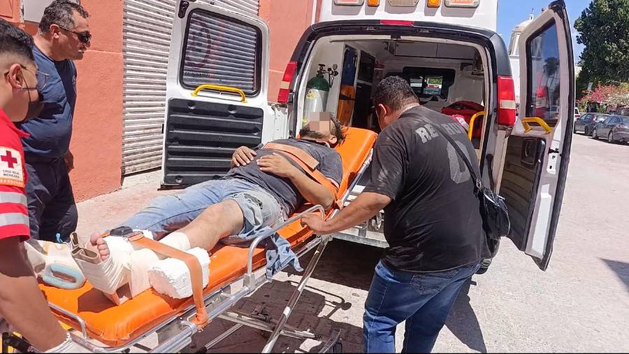 Paramédicos trasladaron al trabajador para recibir atención médica tras la caída de aproximadamente seis metros.