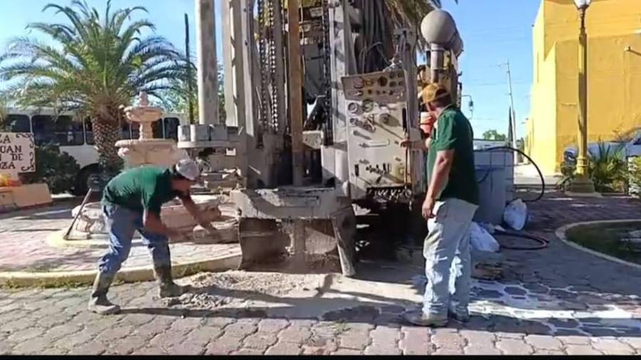 Perforan pozo sobre una plaza de Parras para abastecer de agua a colonias