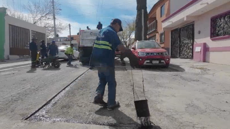 Cuadrillas municipales realizaron trabajos de rehabilitación de la carpeta asfáltica en calles de la colonia El Rodeo, al poniente de Saltillo.