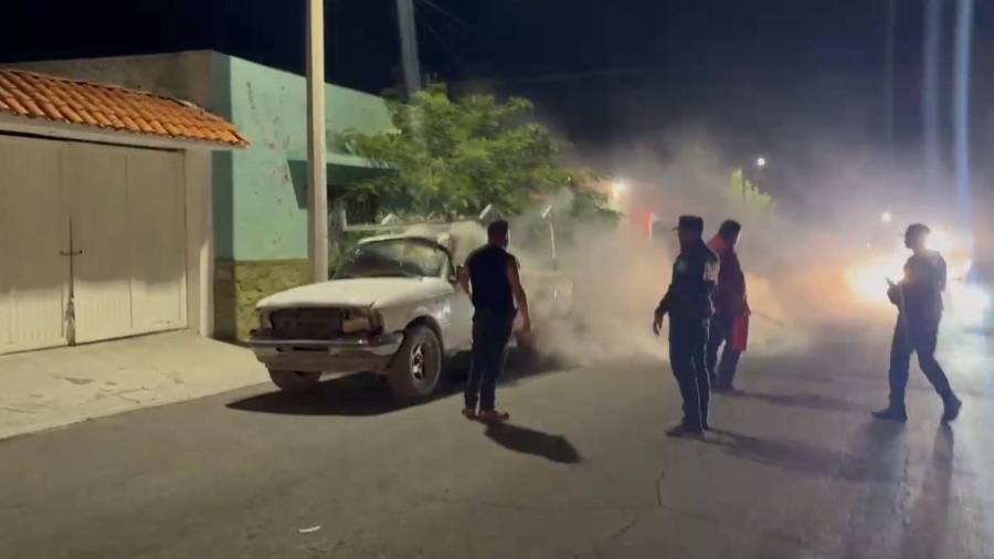 Elementos de la Policía Municipal y Estatal resguardaron el área mientras los rescatistas realizaban las maniobras necesarias para extinguir por completo el siniestro.