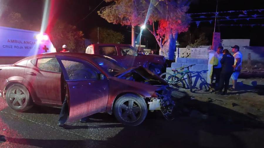 Elementos de seguridad detectaron que el conductor presuntamente responsable presentaba aliento alcohólico y localizaron una botella de tequila dentro del vehículo involucrado.