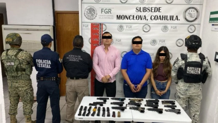 Los tres detenidos fueron puestos a disposición del Ministerio Público Federal, mientras continúan las investigaciones sobre el origen y posible destino del armamento decomisado.