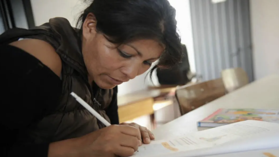 La dependencia también realiza acciones de prevención en escuelas para identificar señales tempranas de violencia en el noviazgo.