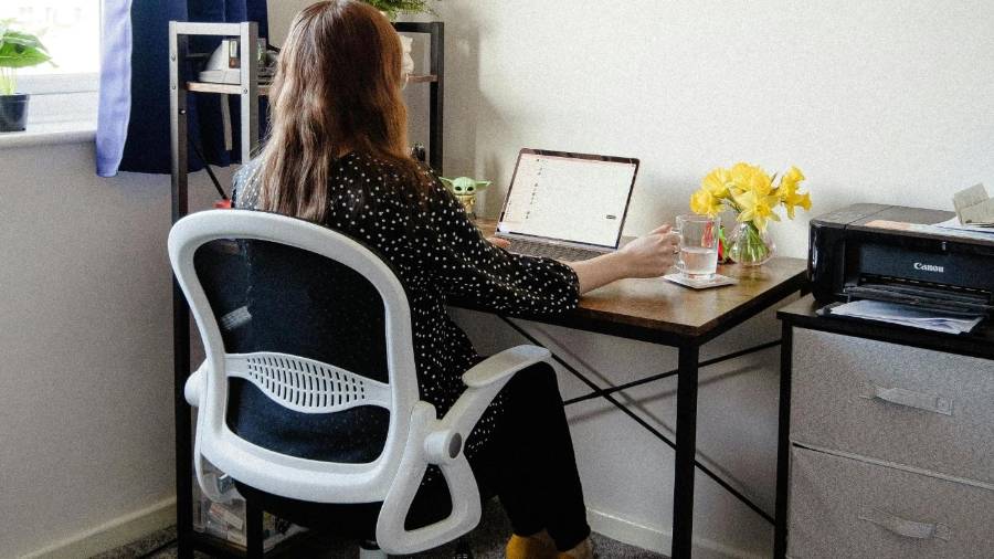 Una silla ergonómica es ideal para largas jornadas.