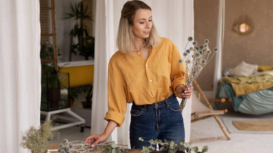 Mientras prepara un arreglo floral, cada detalle se vuelve una decisión de estilo: texturas, colores y formas que, al integrarse en el hogar, aportan identidad y reflejan la personalidad de quien habita el espacio.