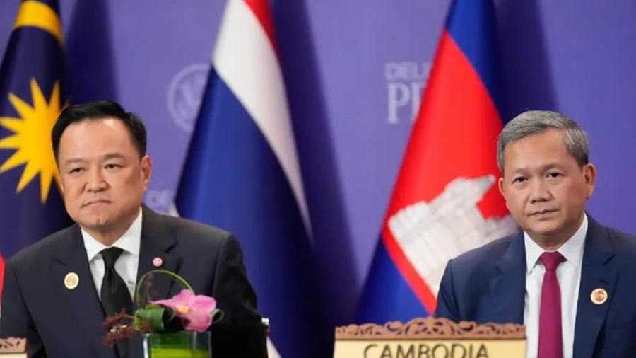 El primer ministro camboyano, Hun Manet, y el primer ministro tailandés, Anutin Charnvirakul, en la Cumbre de la ASEAN el 26 de octubre de 2025.