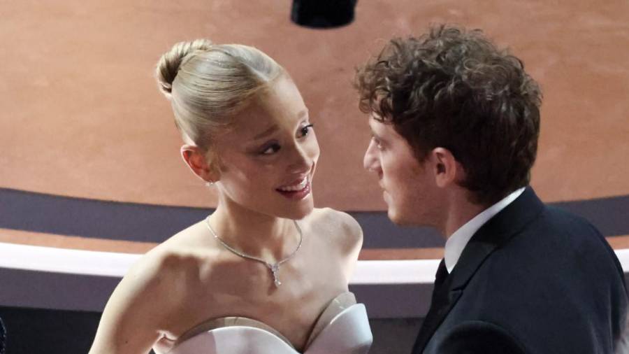 Historia. Ariana Grande y Ethan Slater se conocieron durante el rodaje de ‘Wicked’, producción que marcó el inicio de su relación sentimental.