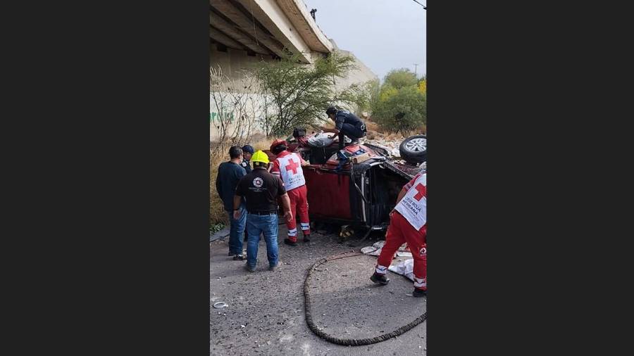 Dos personas viajaban en la camioneta que cayó del puente; las dos fueron hospitalizadas.