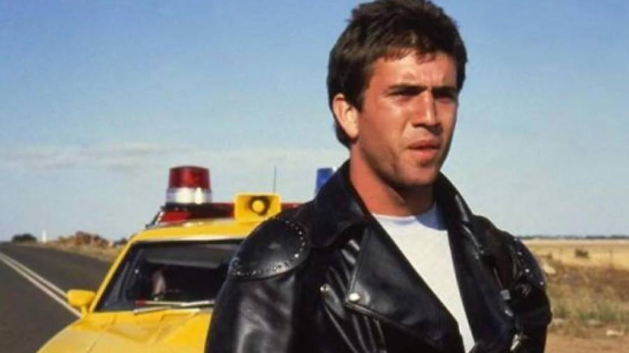 Mensaje. Mad Max no solo retrata carreteras desiertas y violencia extrema, sino la decadencia progresiva de la moralidad cuando las estructuras comienzan a fallar.