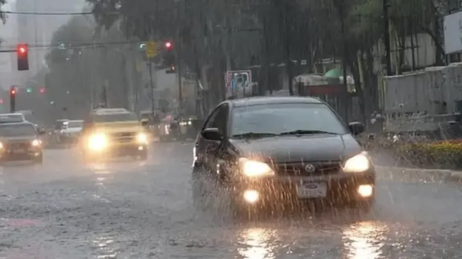Autoridades municipales exhortaron a la población a evitar cruzar calles inundadas y extremar precauciones al conducir durante las precipitaciones.