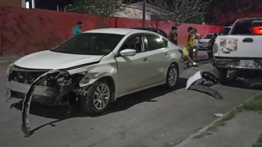 El vehículo Nissan Altima terminó con severos daños materiales después de que su conductora presuntamente perdiera el control debido al estado inconveniente en el que manejaba durante la madrugada.