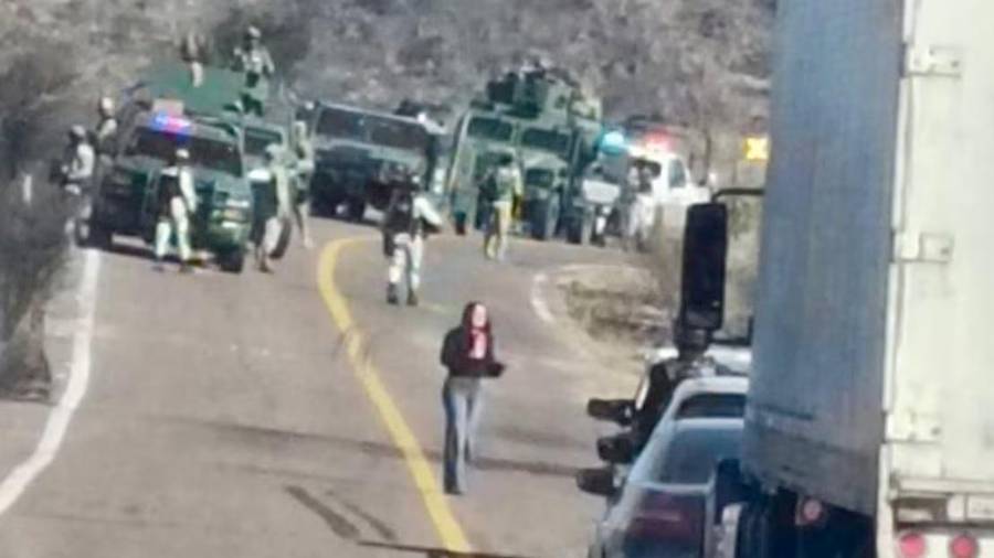 El funcionario explicó que los cierres parciales reportados en la carretera federal 54 obedecen a que el despliegue de seguridad continúa en la zona.