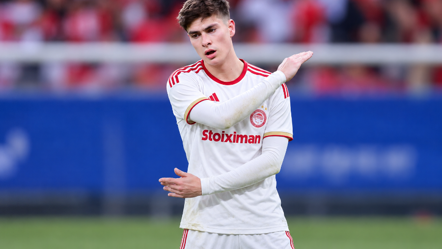 Armando González ingresó antes del descanso y estuvo cerca de darle el triunfo al Olympiacos durante el cierre del encuentro ante Volos.