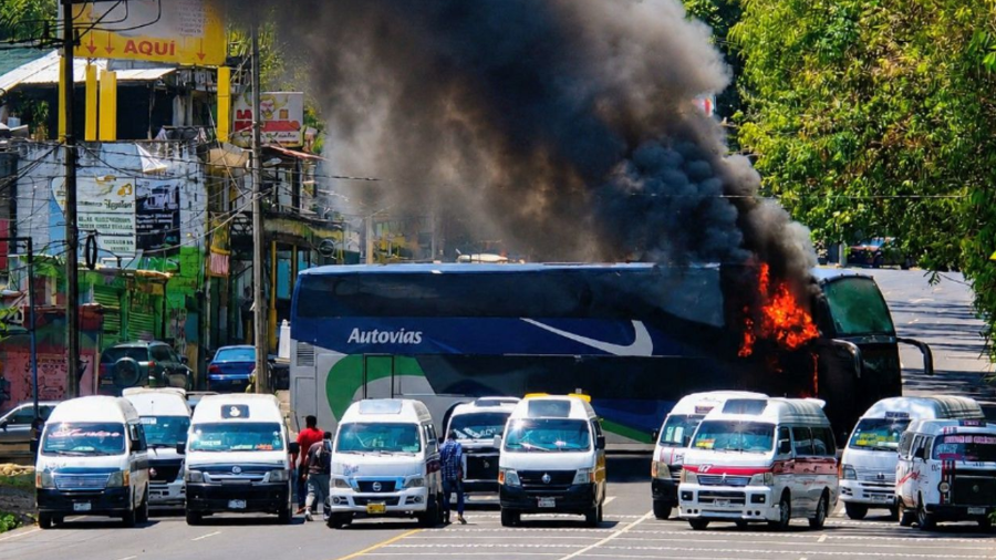 Se reportó el incendio de vehículos, de un autobús de pasajeros y un establecimiento comercial en distintos puntos de la localidad.
