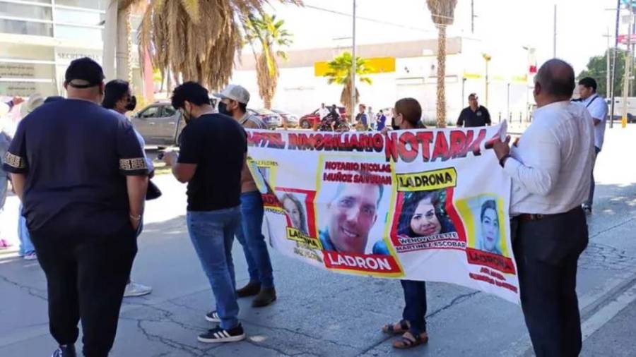 Personas afectadas por presunto fraude inmobiliario se manifestaron para exigir avances en el caso.