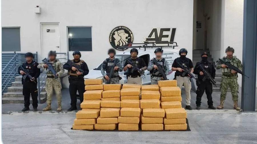 Cuatro personas fueron detenidas con 94 paquetes de marihuana durante un operativo en General Escobedo, Nuevo León.