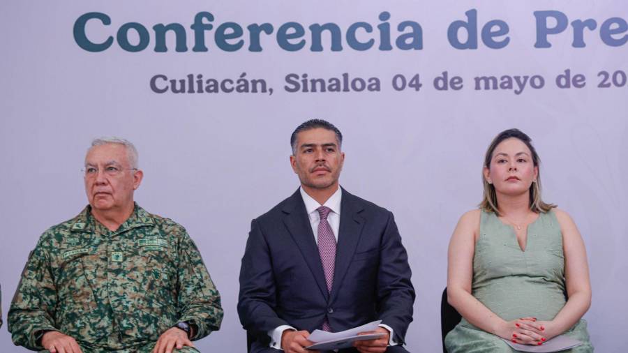 Ricardo Trevilla Trejo, secretario de Defensa; Omar García Harfuh, secretario de Seguridad y Protección Ciudadana; y Yeraldine Bonilla Valverde, gobernadora interina de Sinaloa, en las instalaciones de la Novena Zona Militar.