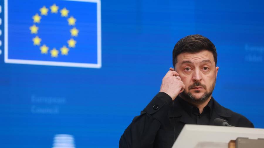 El presidente ucraniano, Volodímir Zelenski, ofrece una rueda de prensa durante la cumbre del Consejo de la UE en Bruselas, Bélgica.