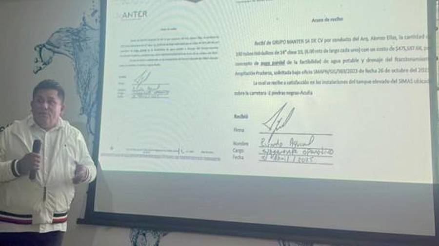 El gerente del SIMAS mostró documentos que, asegura, prueban la entrega parcial de tubería presuntamente desviada para una obra en el ejido Piedras Negras.