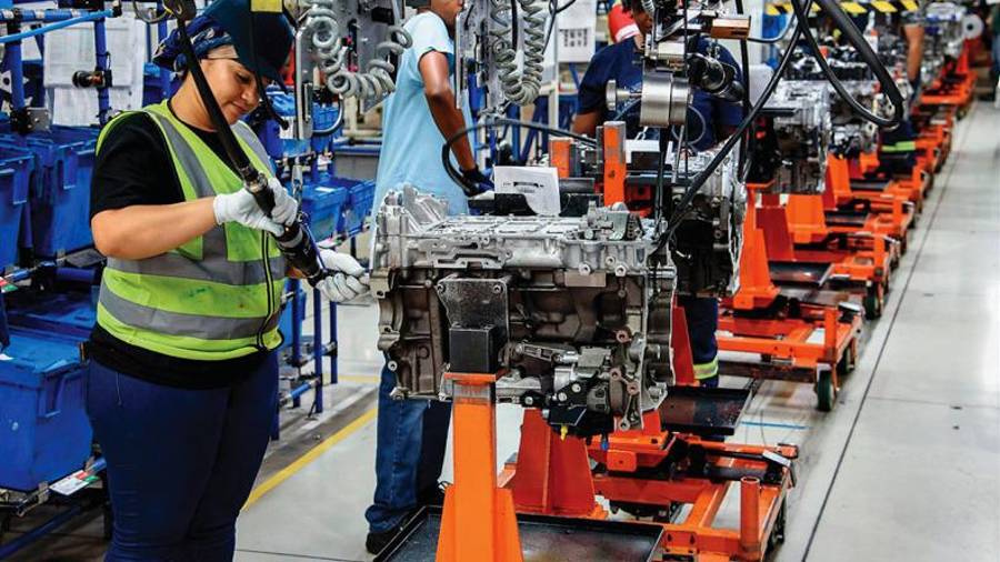 La automatización industrial y la transición tecnológica también están desplazando a las mujeres de la manufactura.