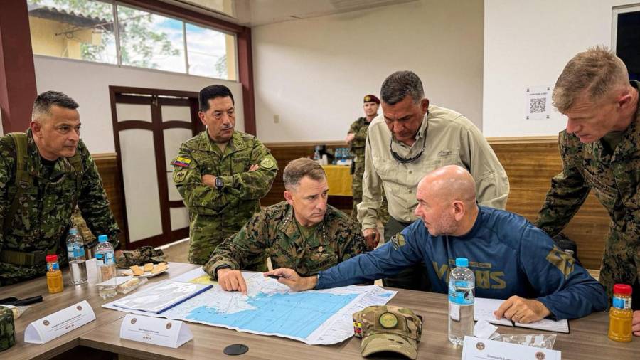 El Comandante Francis L. Donovan (c-i), al ministro de defensa de Colombia, Jorge Eduardo Mora (c-arriba), y al ministro de defensa de Ecuador, Gian Carlo Loffredo (c-d), acuerdan estrategias contras las bandas criminales.