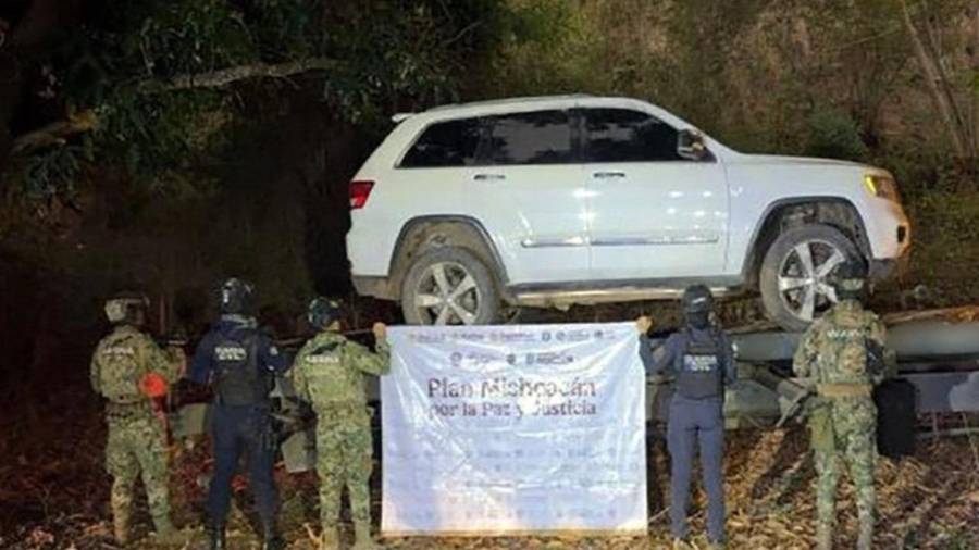 La Semar informó el aseguramiento de chalecos tácticos, placas balísticas, cargadores, una fornitura, un radio sin batería.
