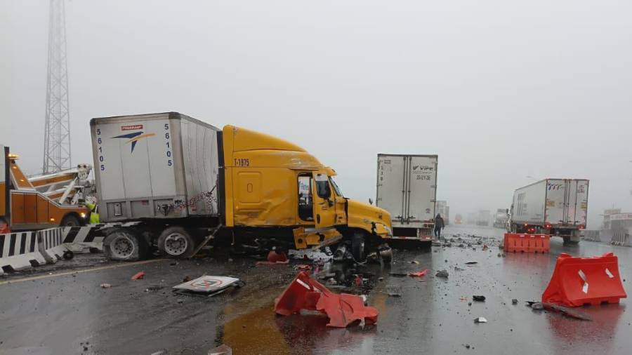 Un tractocamión de doble remolque que circulaba a exceso de velocidad terminó impactándose contra los muros centrales de concreto, lo que generó daños en la unidad y afectaciones a la circulación.