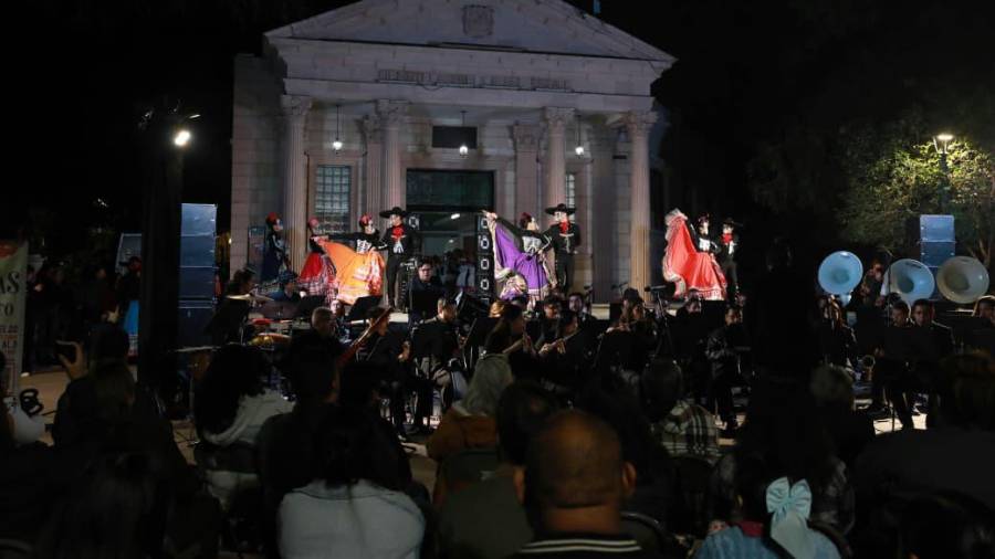 El ballet folklórico se presentó en la explanada de la biblioteca de la Alameda como parte de las actividades del festival.
