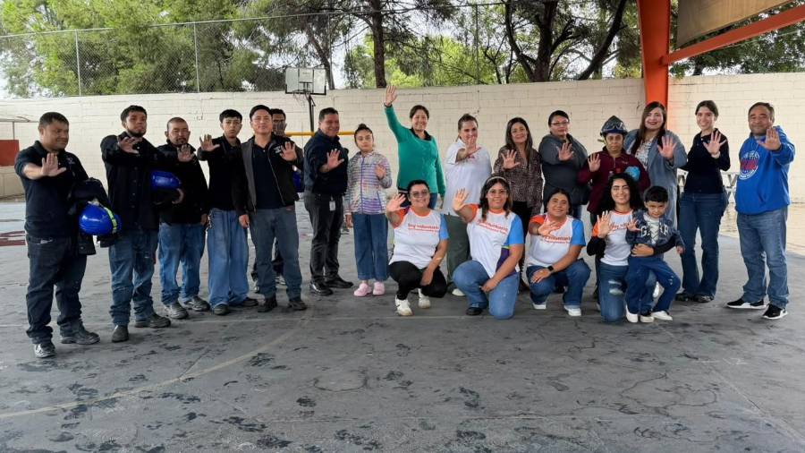 Integrantes del programa Transformadores Tupy mejoran la infraestructura de escuelas en Saltillo. FOTOS: CORTESÍA